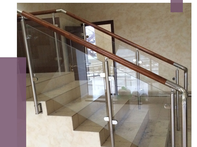 Комбинированные перила из металла и дерева в Ангарске