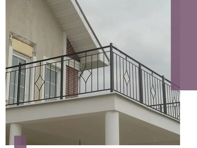 Изготовление балконных ограждений в Ангарске из металла и стекла